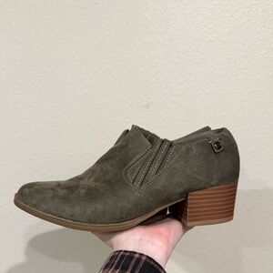 Gloria Vanderbilt Olive Heeled Boots 8